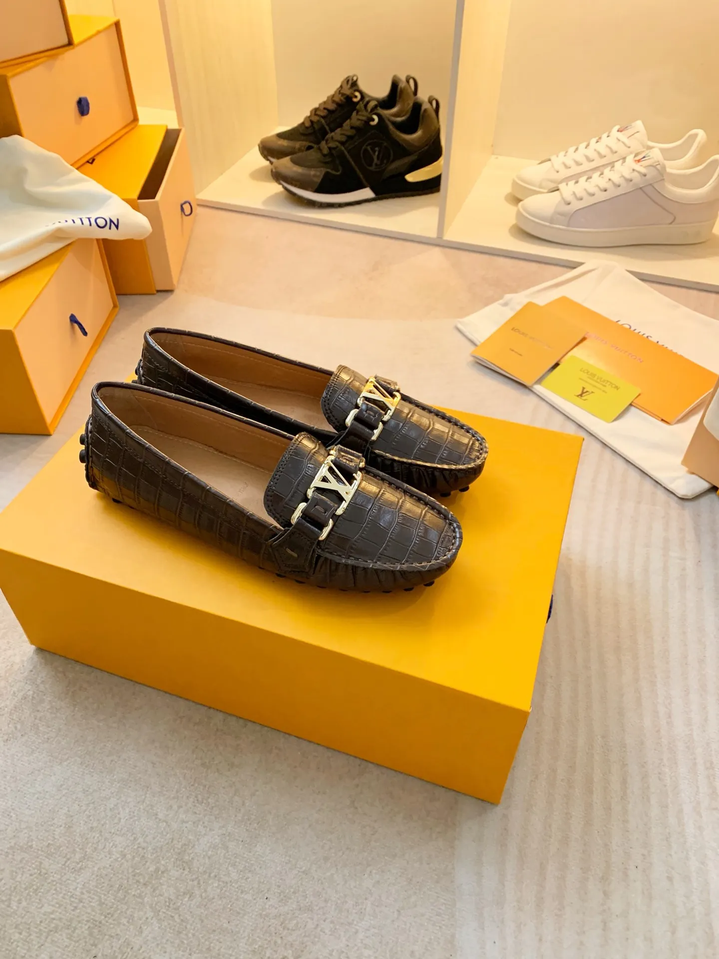 p460💰Couple model❤️🇫🇷 𝙇𝙤𝙪𝙞𝙨 𝙑𝙪𝙞𝙩𝙩𝙤𝙣 🇫🇷Louis Vuitton 2023 Classic𝓛𝓿 𝓣𝓻𝓪𝓲𝓷𝓮𝓻 Sports Series ➪➪➪¯ [Arizona Doudou Shoes Series] ▪️▪️▪️Arizona slip-on shoes are made of Monogram Eclipse canvas. Its hand-painted and dyed edges and hand-sewn uppers fully demonstrate Louis Vuitton's traditional shoemaking craftsmanship. This slip-on shoe is very lightweight. The integrated tongue and upper make it particularly comfortable and flexible. The soft outsole is equipped with rubber padding. Decorated with matching sash. Detailed features: ☑️Monogram Eclipse canvas ☑️Black Eclipse pattern ☑️Hand-painted shoe edges ☑️Hand-sewn uppers (each pair takes time to process) ☑️Integrated tongue and upper construction ☑️Outsole equipped with rubber lining ☑️size: 35_46